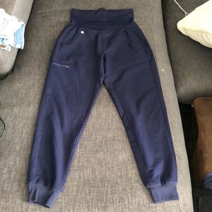 FIGS Maternity scrub joggers